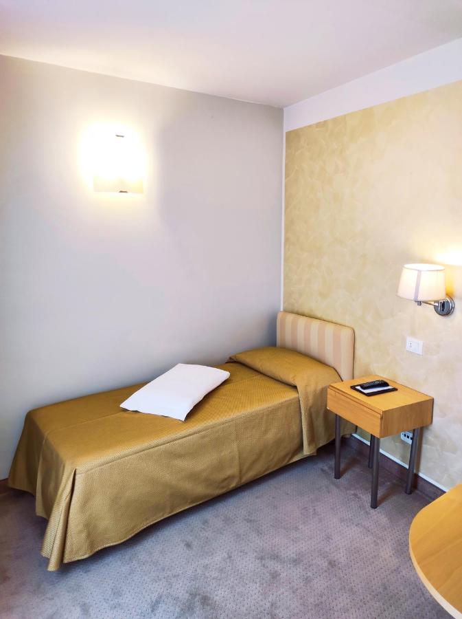 גארדה Hotel Dependance Silvestro מראה חיצוני תמונה