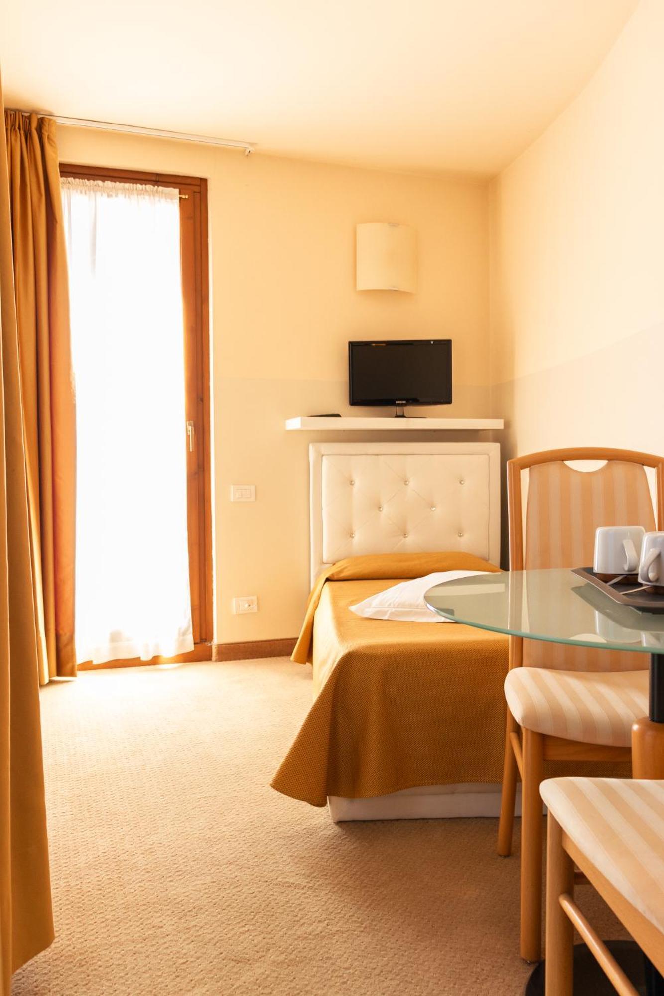 גארדה Hotel Dependance Silvestro מראה חיצוני תמונה