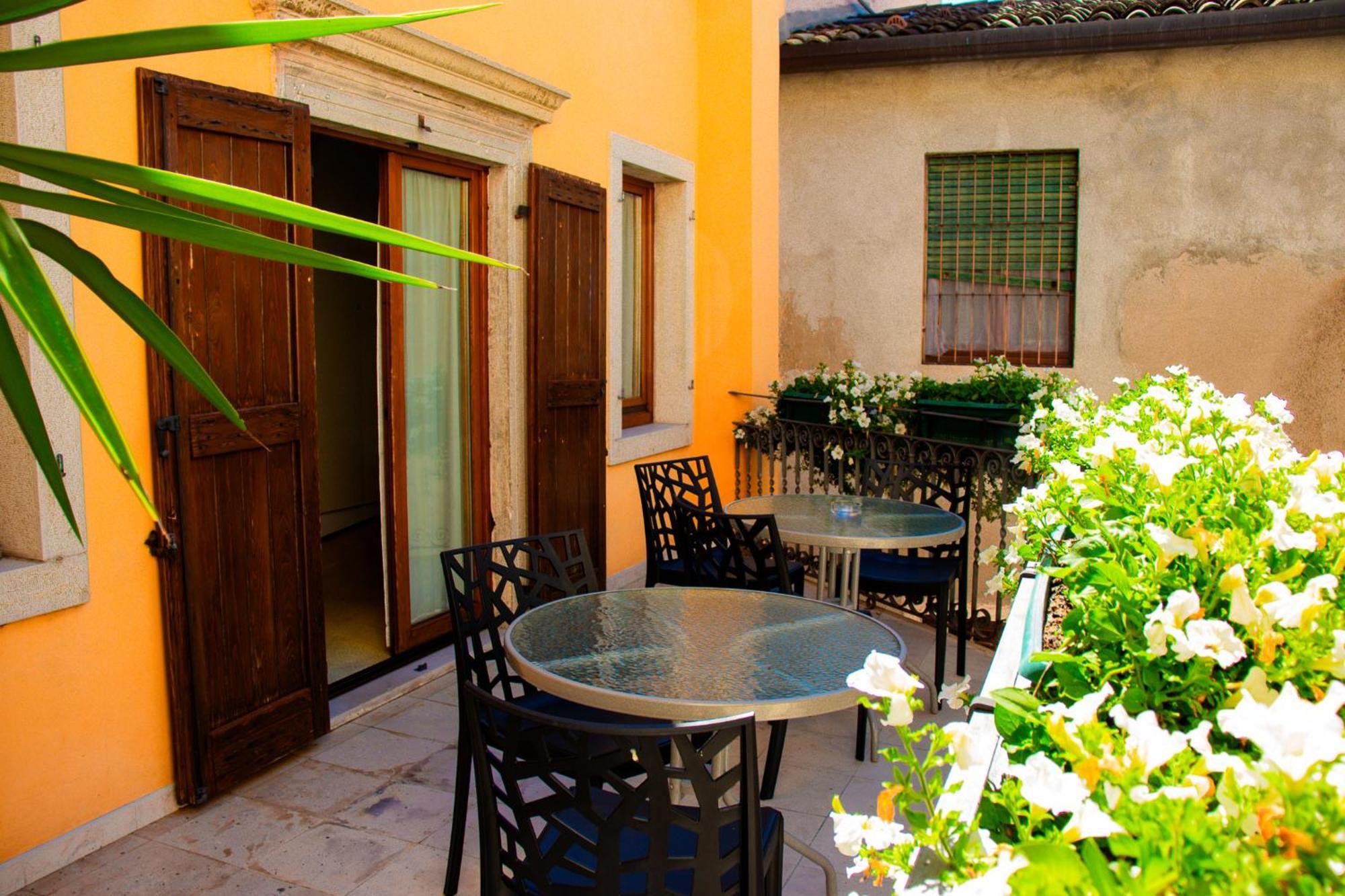 גארדה Hotel Dependance Silvestro מראה חיצוני תמונה